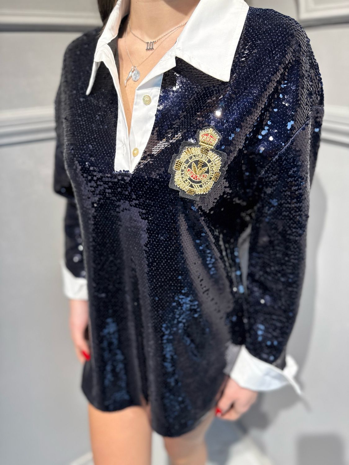 TENSIONE IN - maxi blusa in paillettes con colletto e polsi  in popeline con stemma blu/bisnco