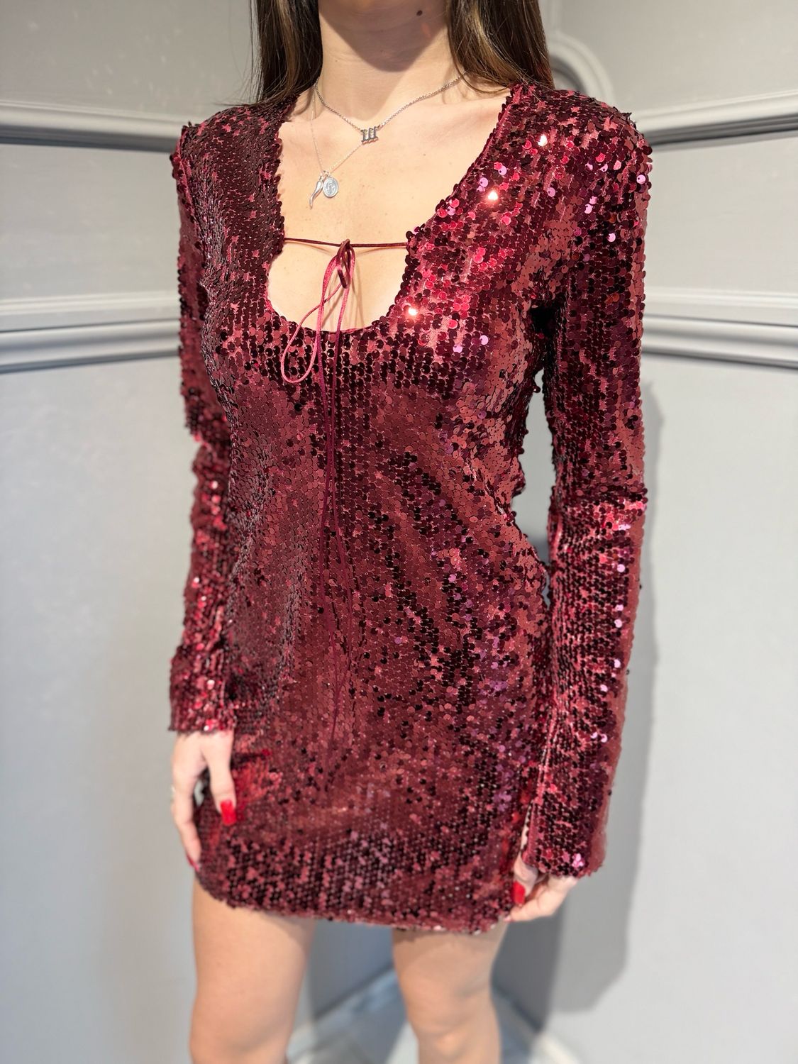 HAVE ONE - abito corto in paillettes maniche a campana bordeaux