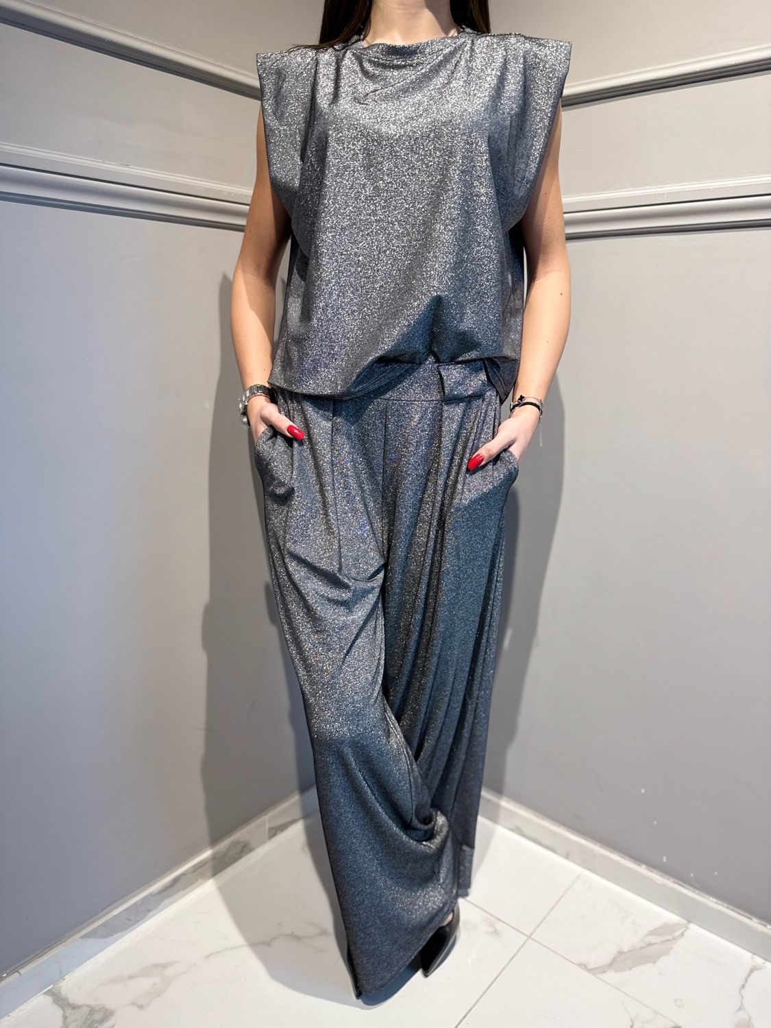 TENSIONE IN - blusa in tessuto laminato elasticizzato morbida grigio piombo