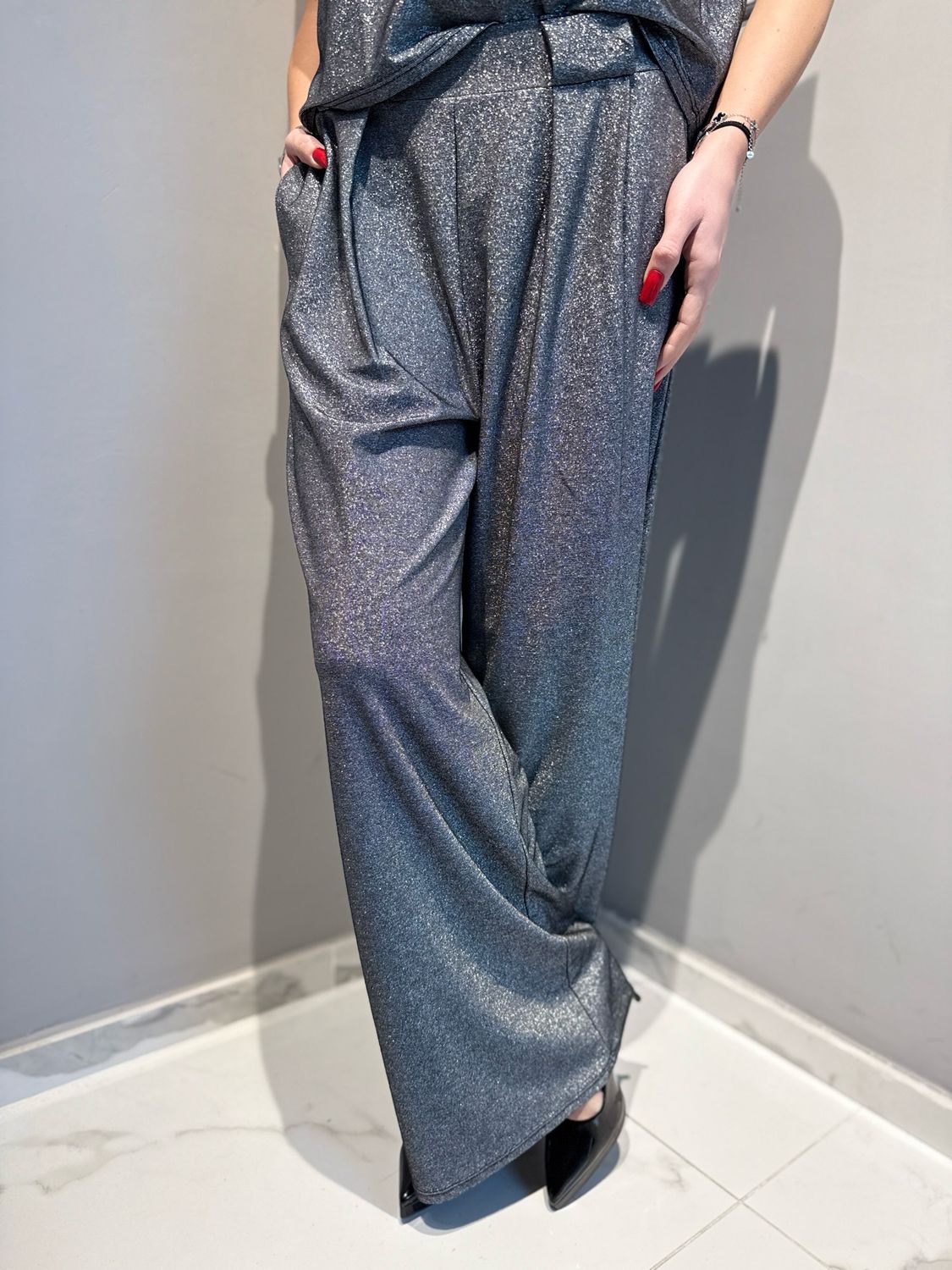 TENSIONE IN - pantalone in tessuto laminato elasticizzato con pences e elastico in vita grigio piombo