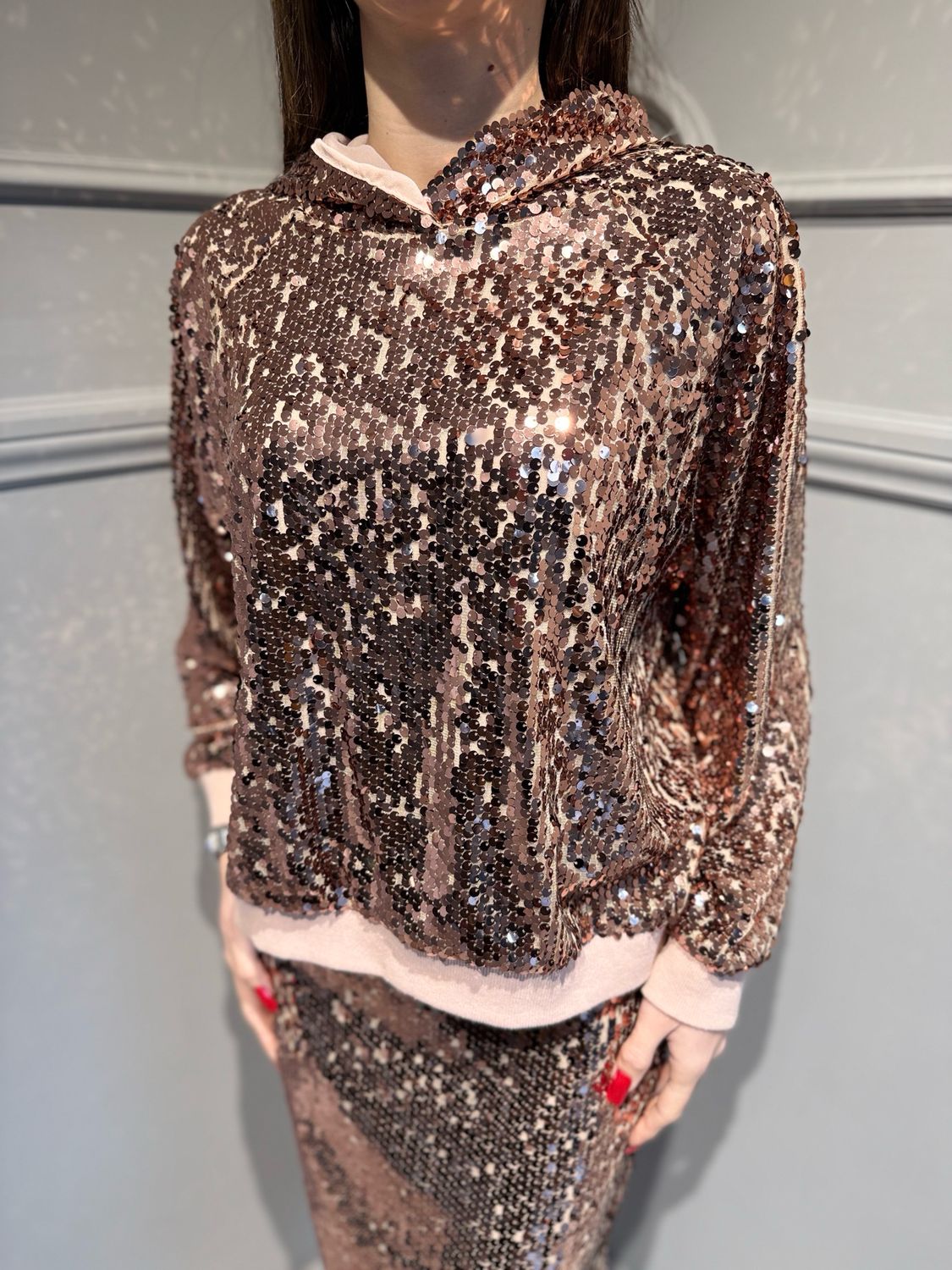 VICOLO - blusa con cappuccio in paillettes rosa cipria