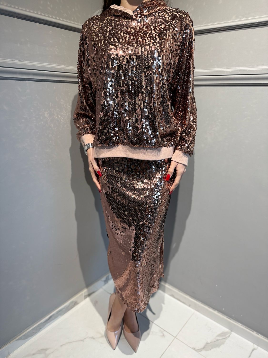 VICOLO - blusa con cappuccio in paillettes rosa cipria