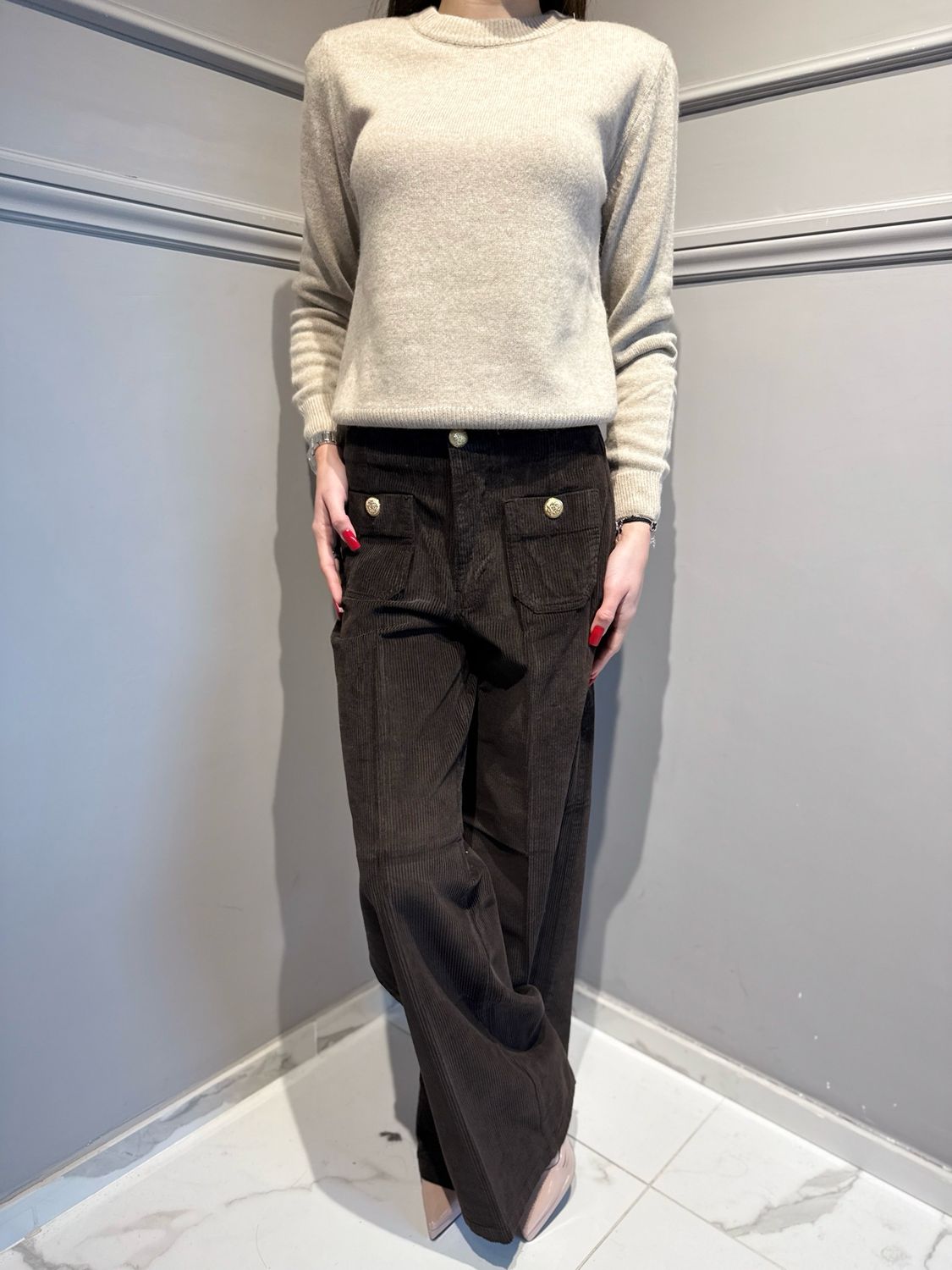 TENSIONE IN - pantalone a palazzo con taschini in velluto elasticizzato a coste moro