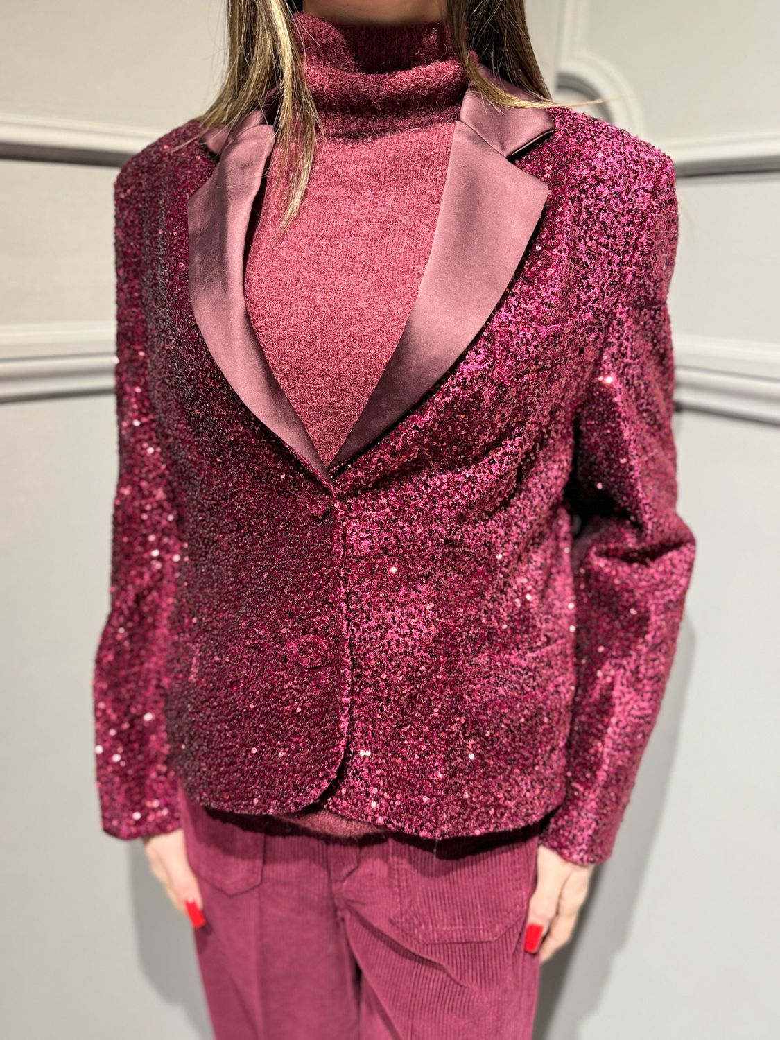 MOTEL - giacca in paillettes con rever in raso leggermente over bordeaux