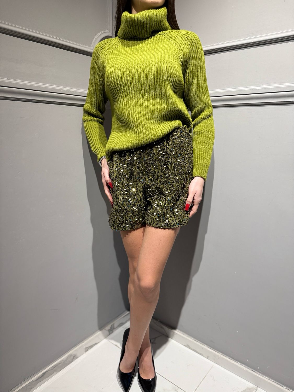 MOTEL - pantaloncino in paillettes con elastico in vita W25PC90 verde militare