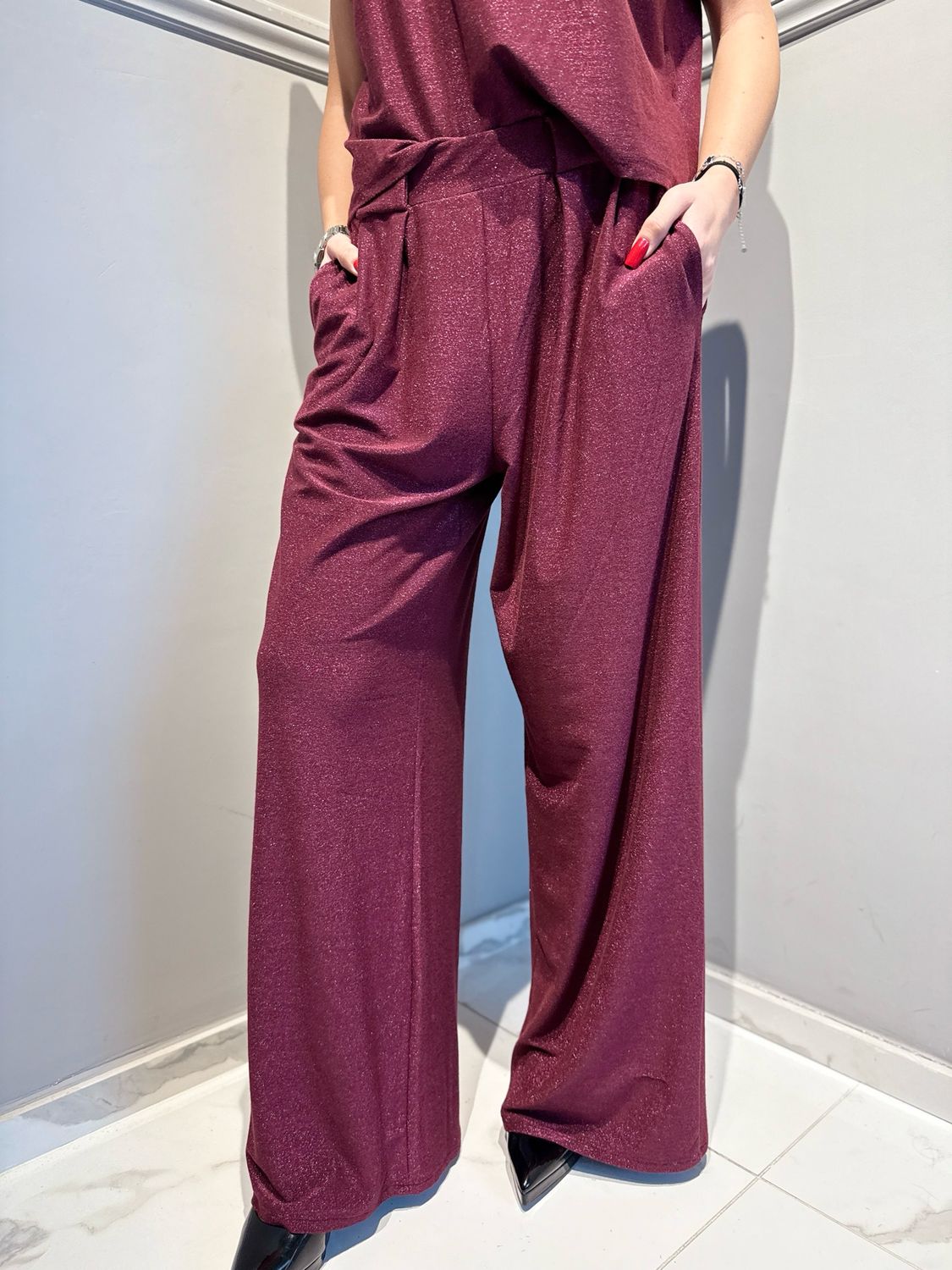 TENSIONE IN - pantalone in tessuto laminato elasticizzato con pences e elastico in vita grigio bordeaux