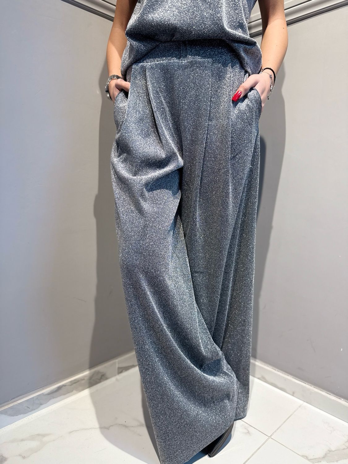 VICOLO - pantalone con elastico in vita in lurex a palazzo con pences grigio/argento