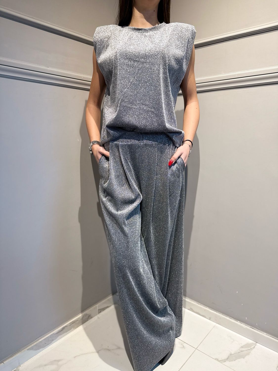 VICOLO - pantalone con elastico in vita in lurex a palazzo con pences grigio/argento