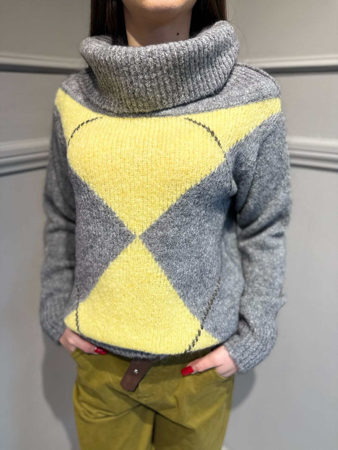 MOTEL - maglia con collo ciambella a rombi FW25- 1225MO grigio/giallo