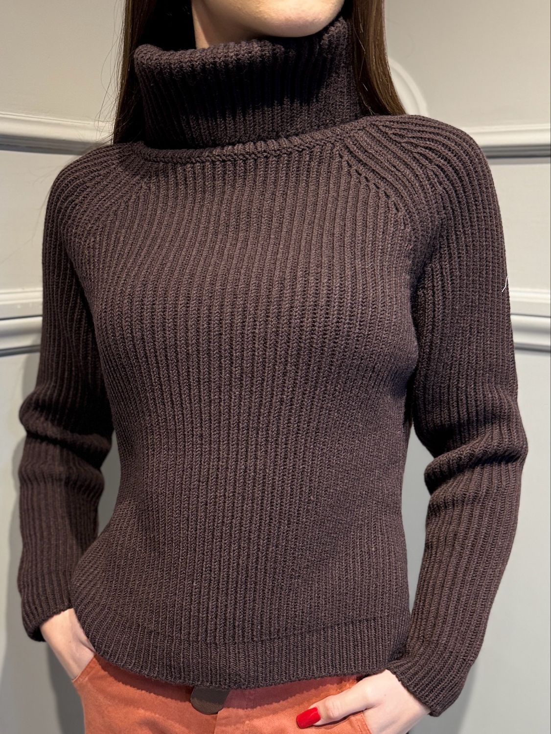 MOTEL - maglia dolcevita a scatoletta più lunga dietro a coste 8847CIA/I25 moro