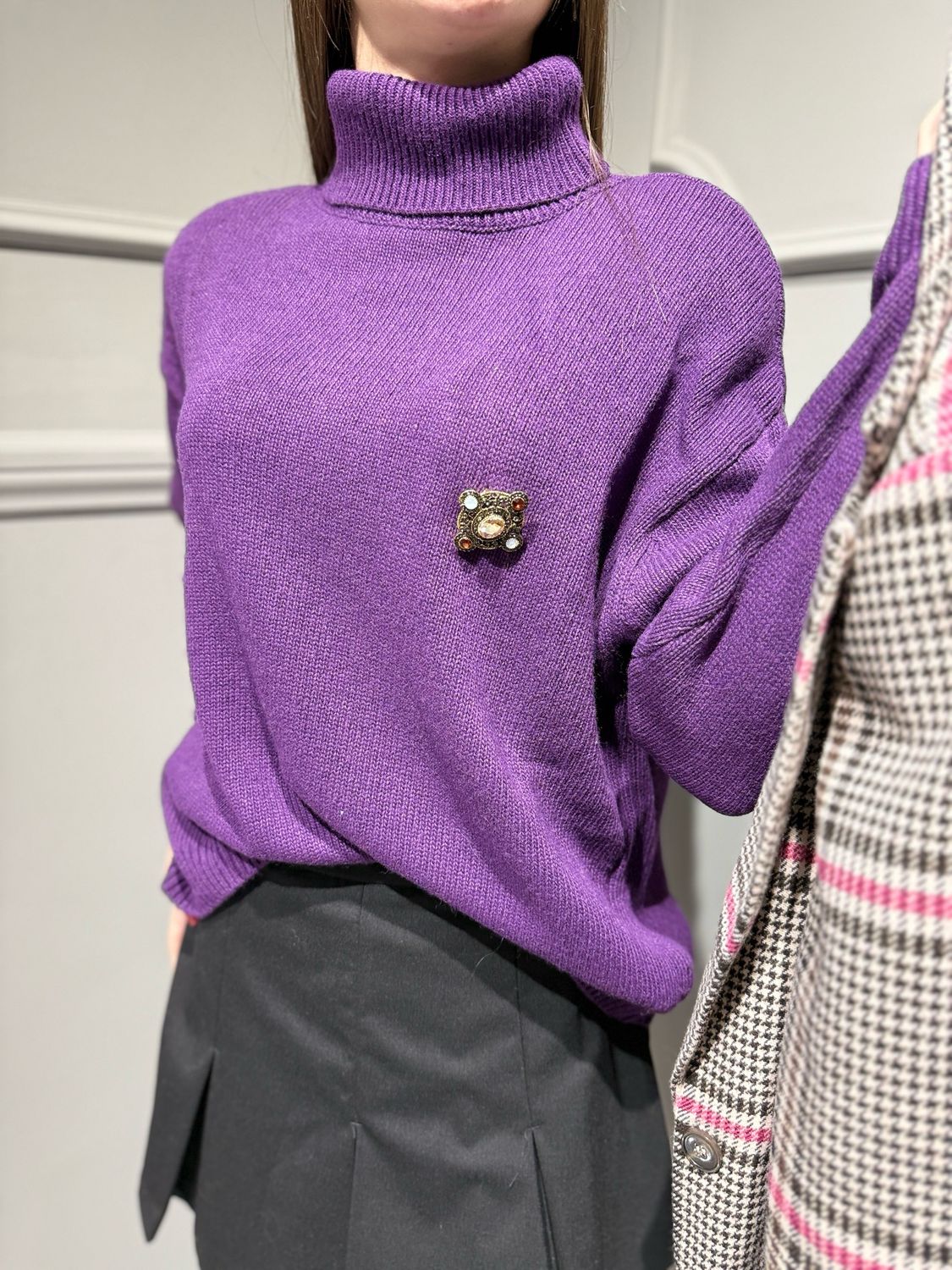 MOTEL - maglia dolcevita con spalline e spilla D80965 viola