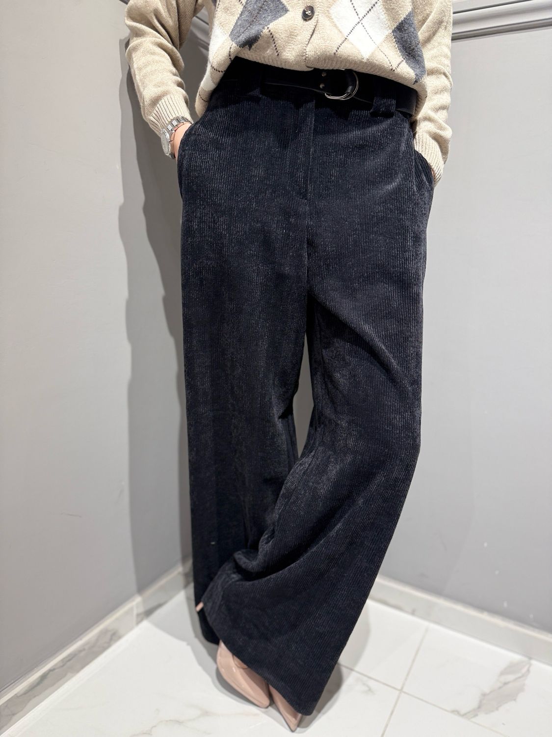 TENSIONE IN - pantalone in velluto a coste a palazzo con elastico dietro 24P9427 nero