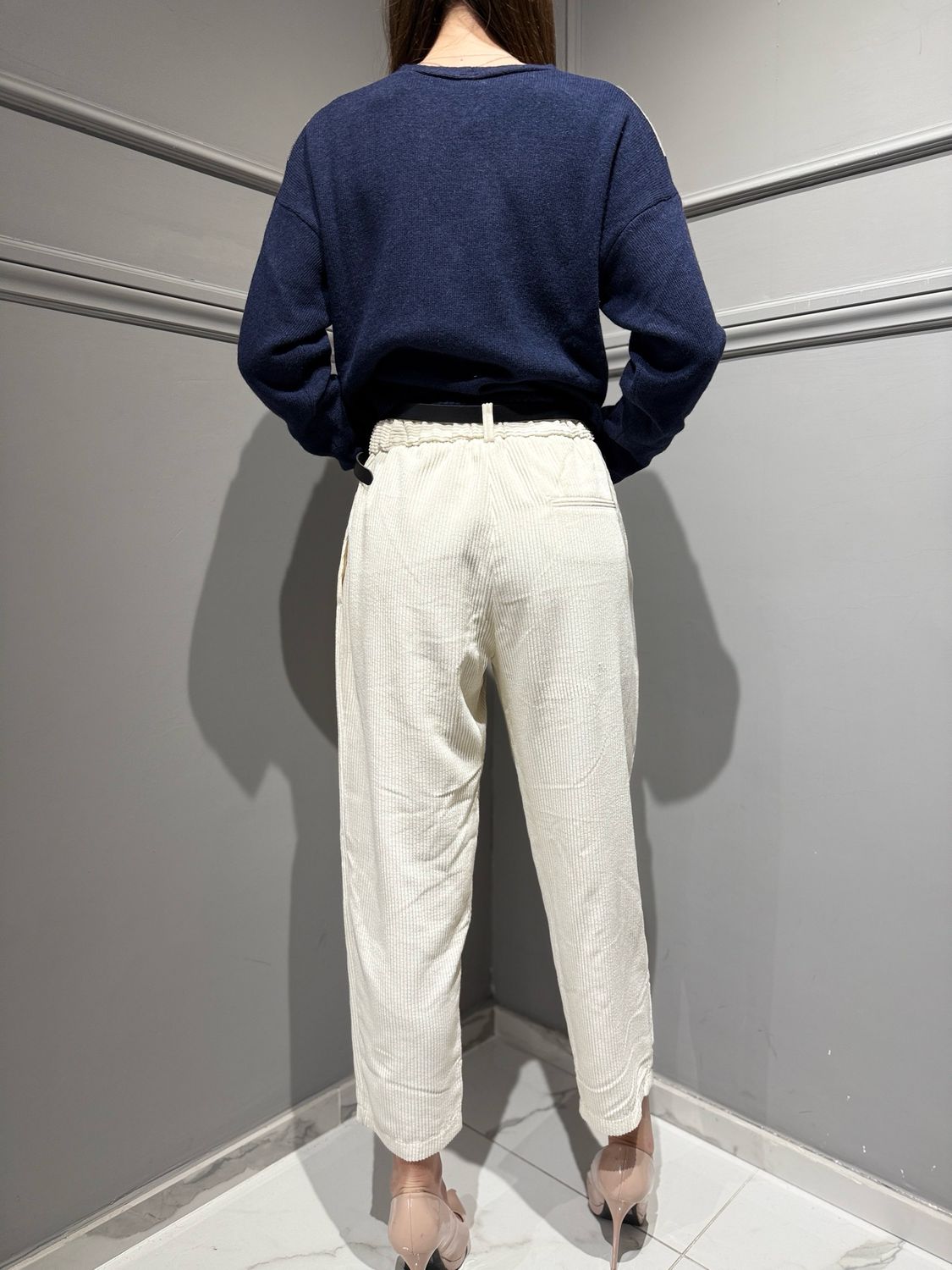 VICOLO - pantalone in velluto a coste carrot panna
