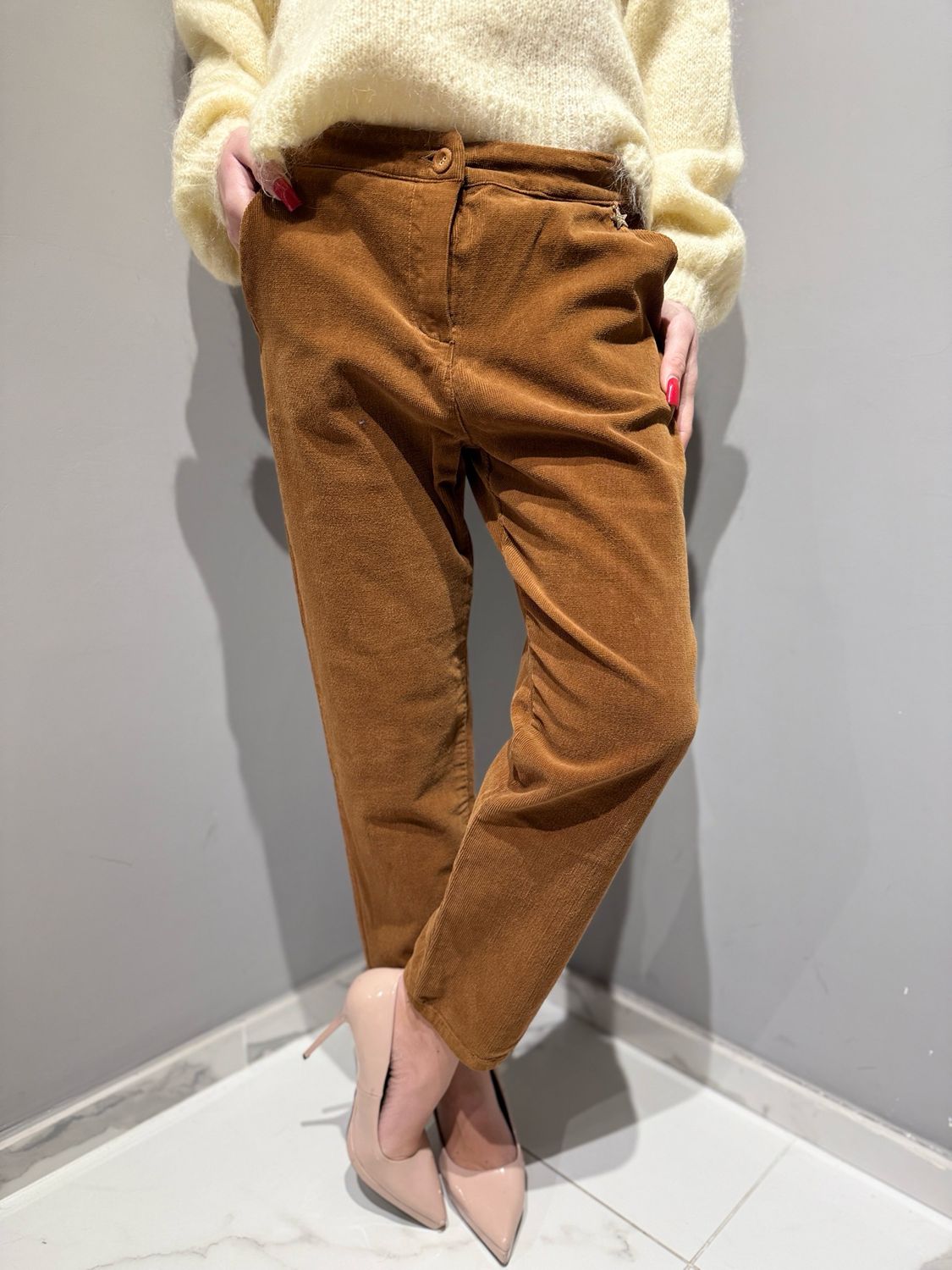 SOUVENIR - pantalone in velluto millerighe carrot con elastico dietro camel SOUVENIR - pantalone in velluto millerighe carrot con elastico dietro camel