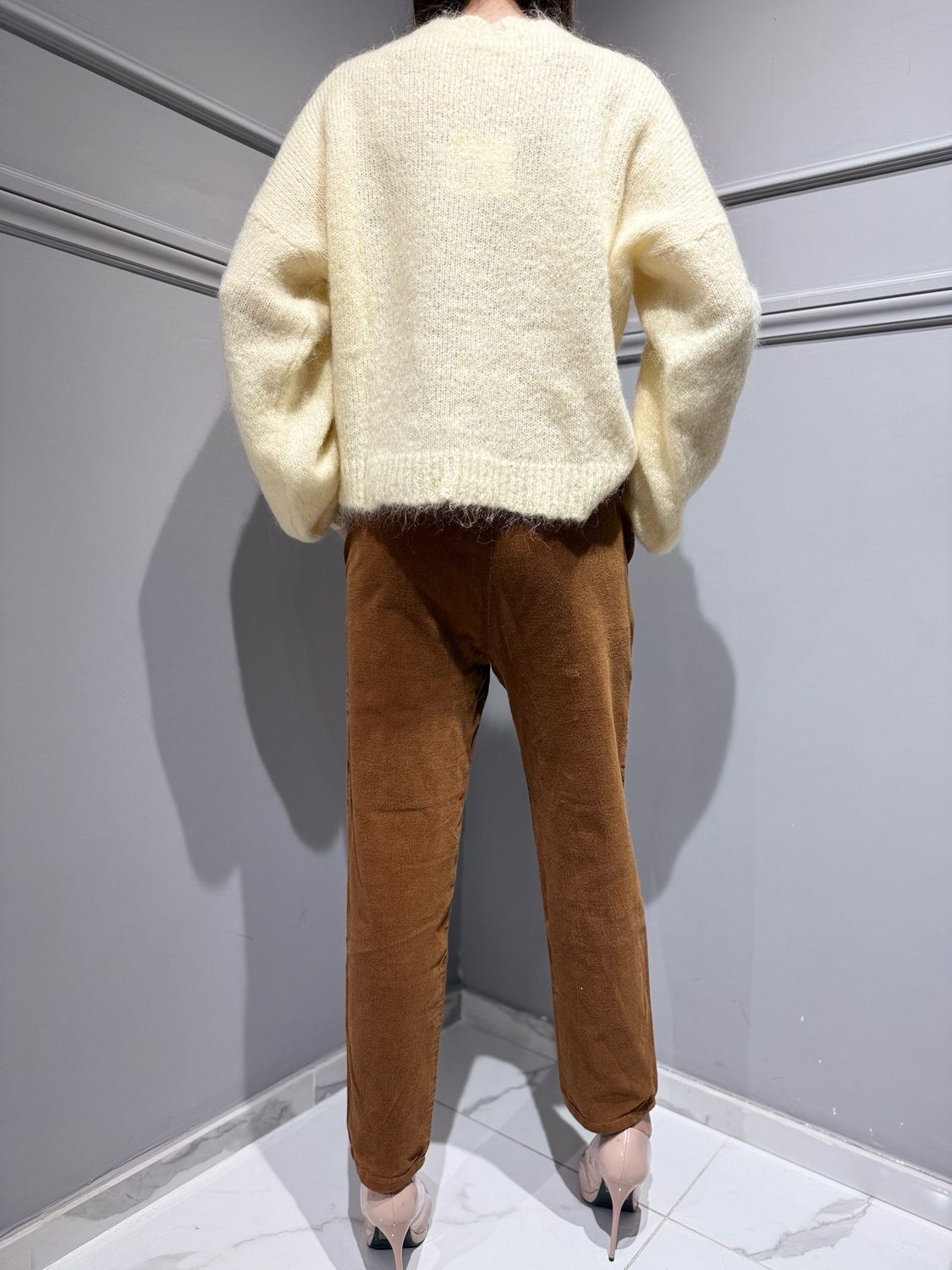 SOUVENIR - pantalone in velluto millerighe carrot con elastico dietro camel