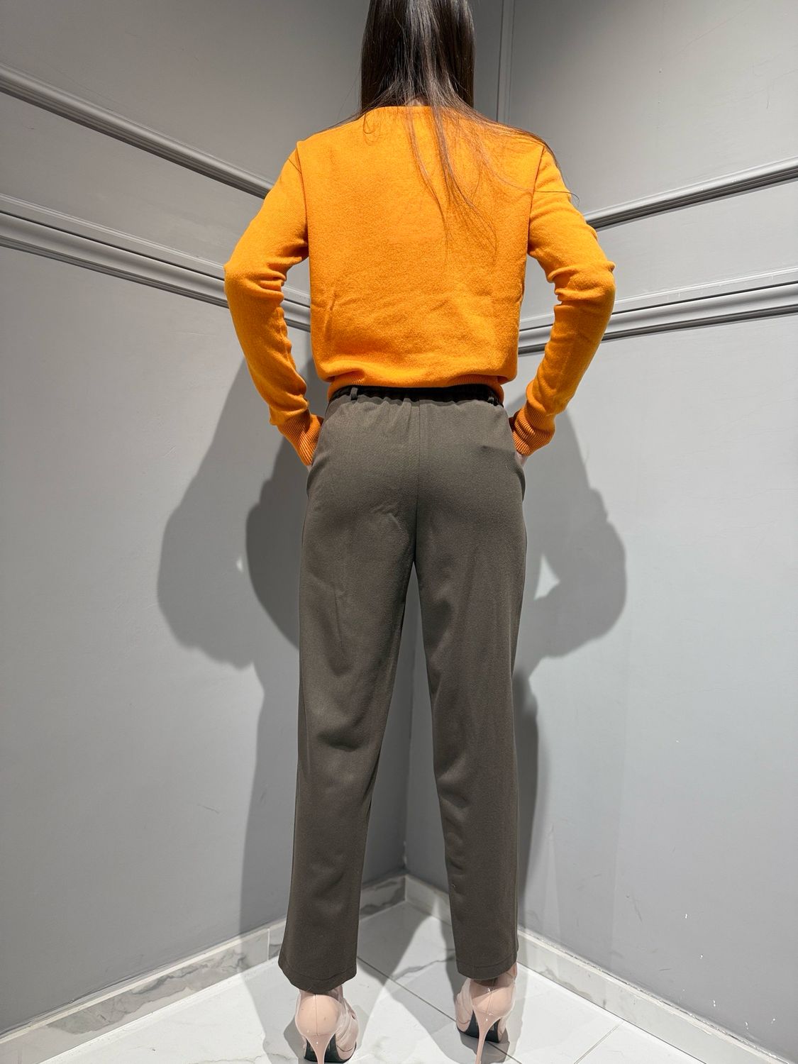 TENSIONE IN - pantalone carrot in flanella con elastico dietro 26P1576 moro