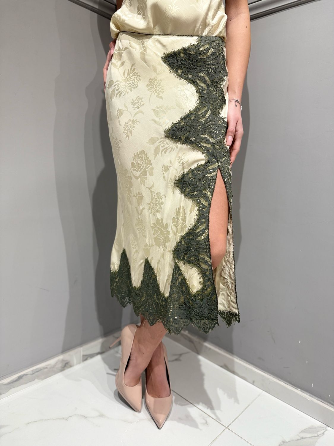 TENSIONE IN - gonna in satin operato e pizzo 38358 verde militare