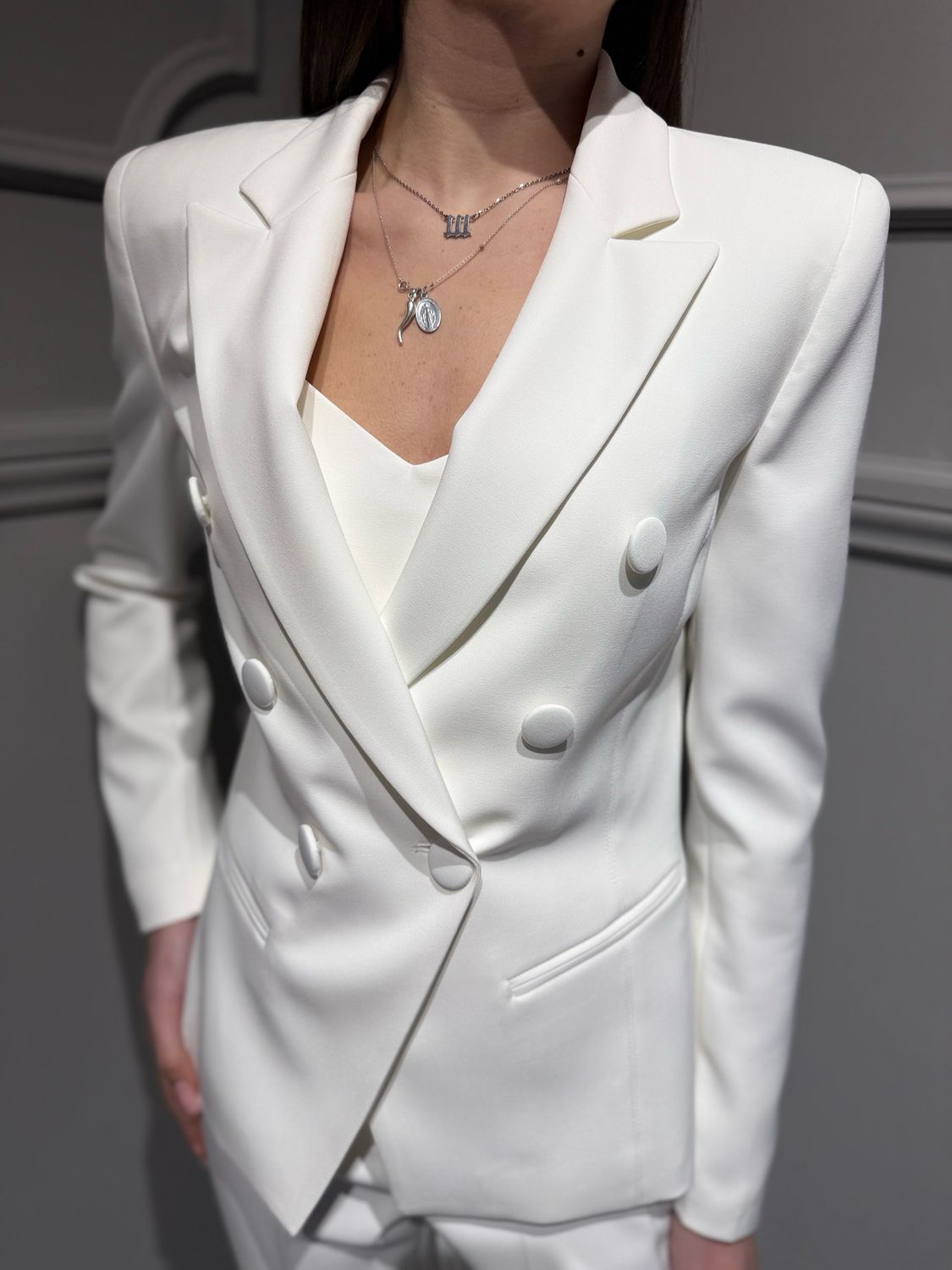 SILENCE LIMITED - giacca avvitata elasticizzata doppiopetto bottoni ricoperti libra key+ pantalone a zampa elasticizzato vita alta baschina flare off white