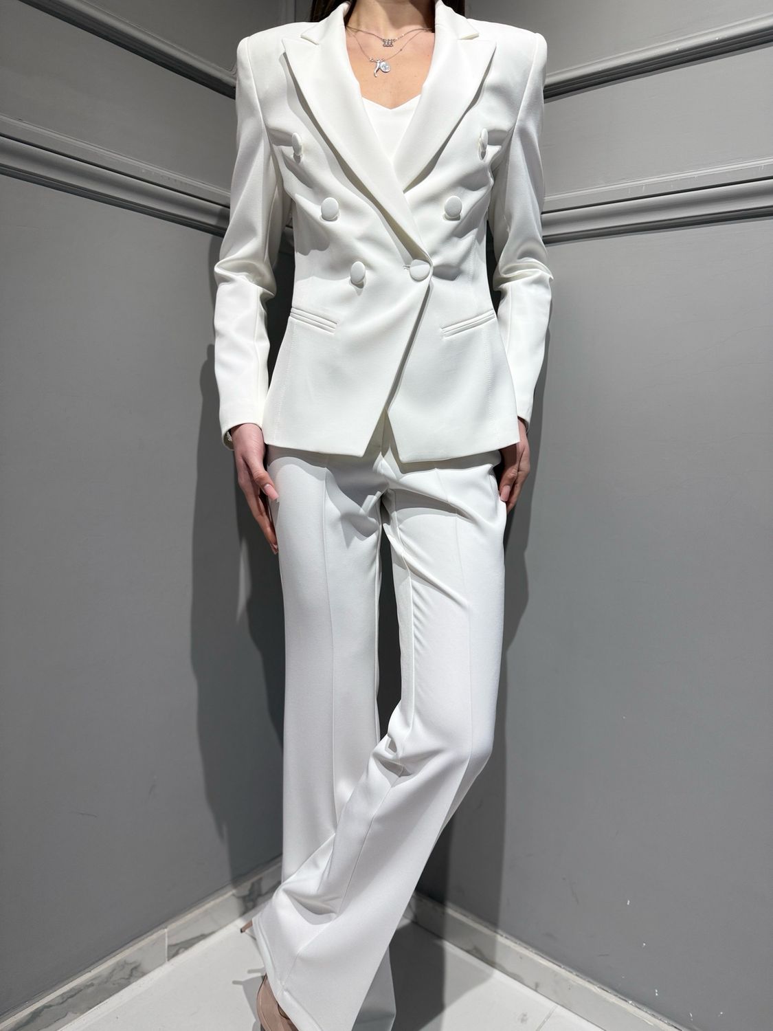 SILENCE LIMITED - giacca avvitata elasticizzata doppiopetto bottoni ricoperti libra key+ pantalone a zampa elasticizzato vita alta baschina flare off white