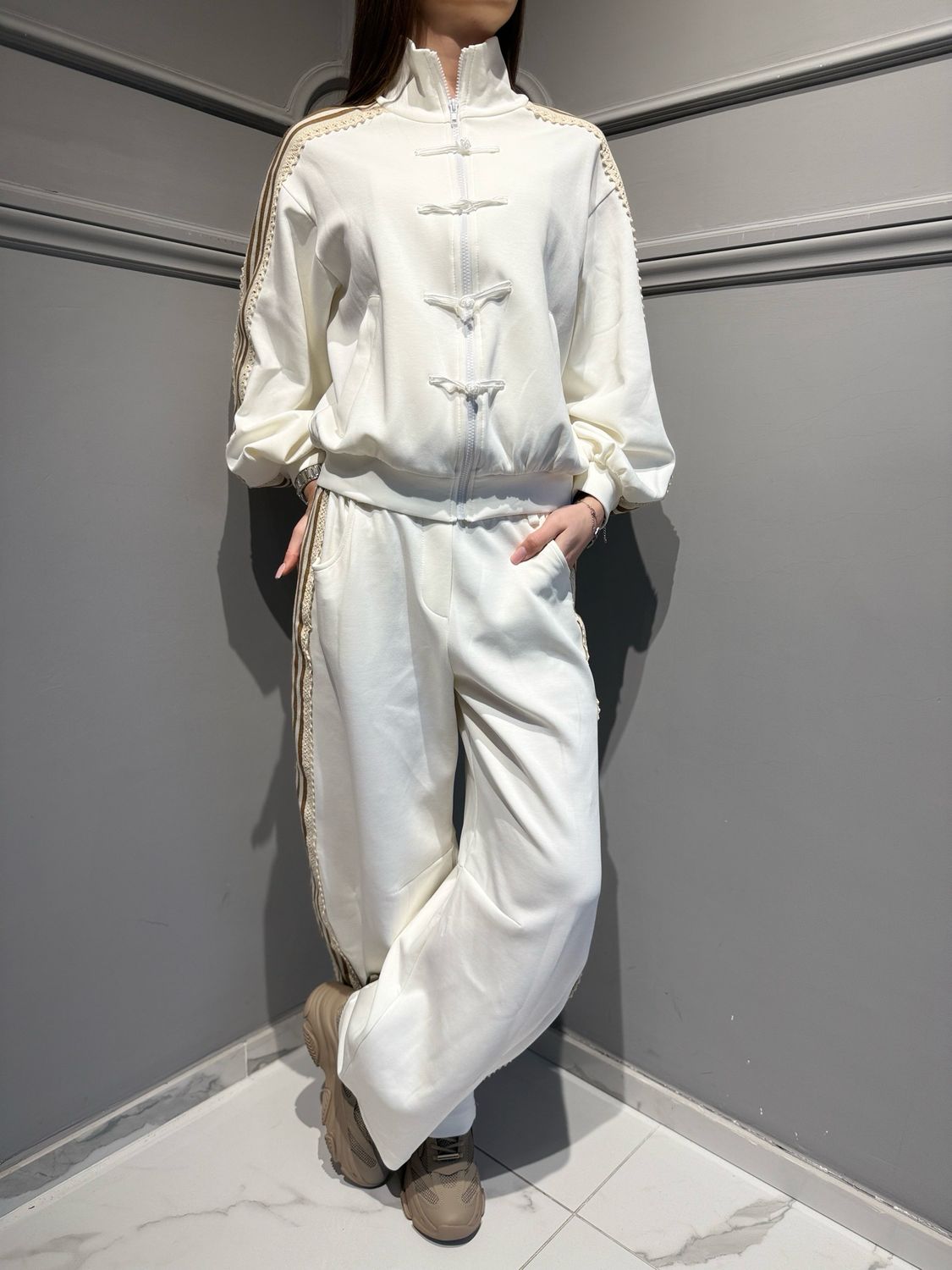 MOTEL - pantalone in tessuto scura elasticizzato elastico in vita con bande e ricamo S26P535 naturale/sabbia