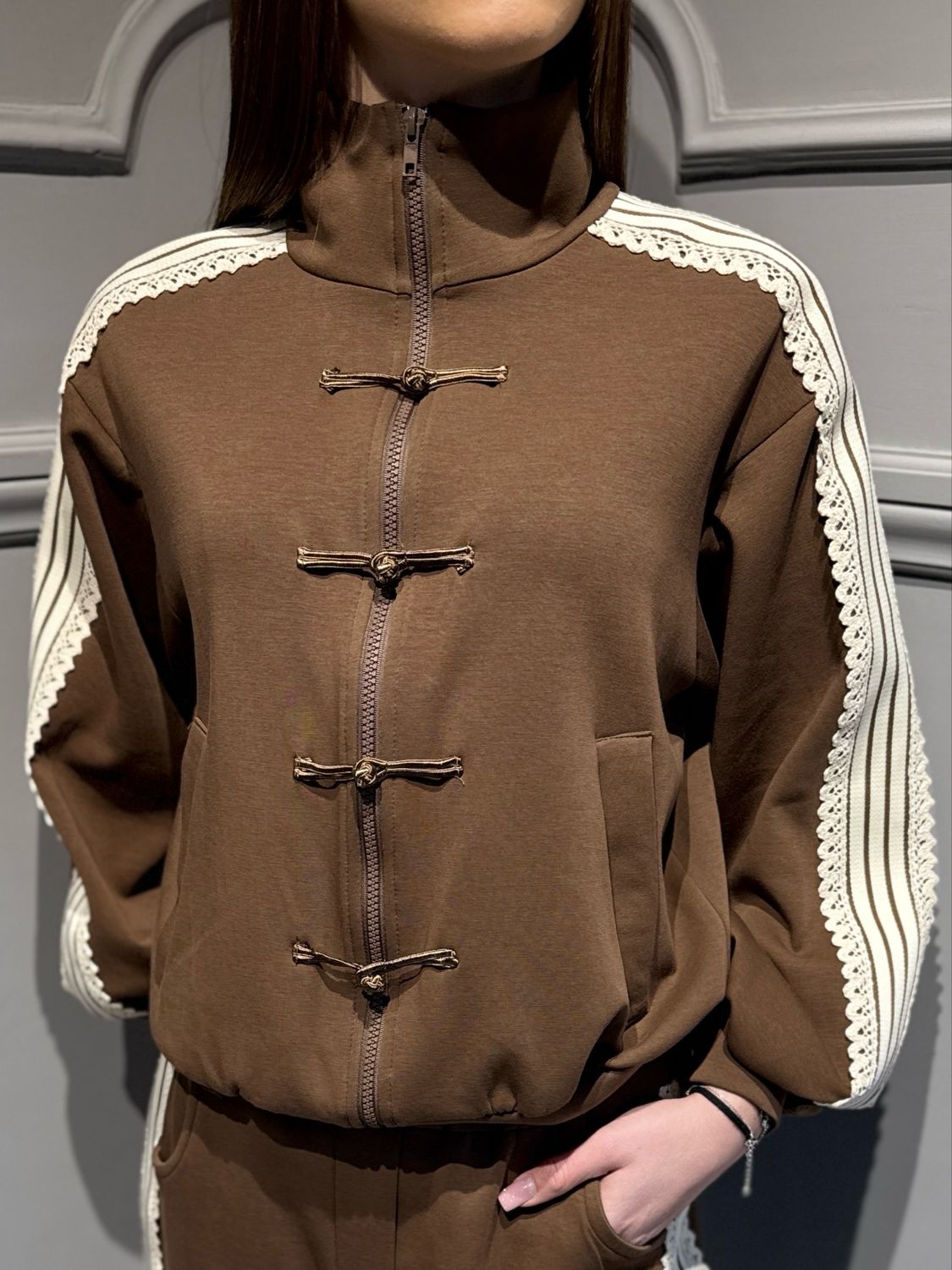 MOTEL - giubbino in tessuto scuba elasticizzato con bande e ricamo S26M545 tabacco/sabbia