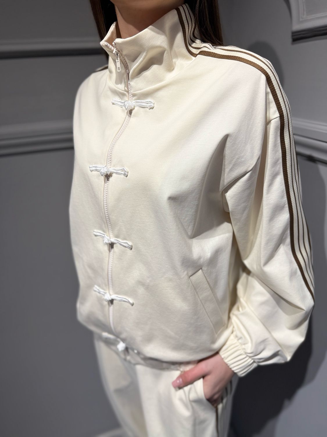 MOTEL - giacca felpa con bande laterali e alamari38612G panna/moro