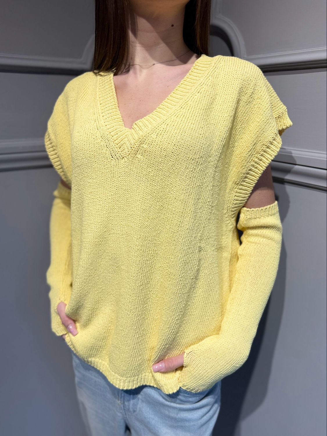 MOTEL - maglia V in filo con manicotti  SS26244MO giallo