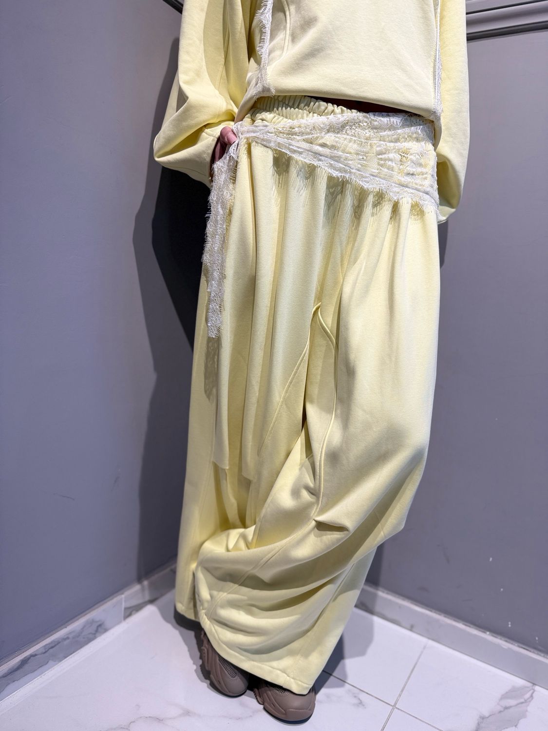 MOTEL - pantalone in felpa con bandana in pizzo 05-P607PE26N giallo