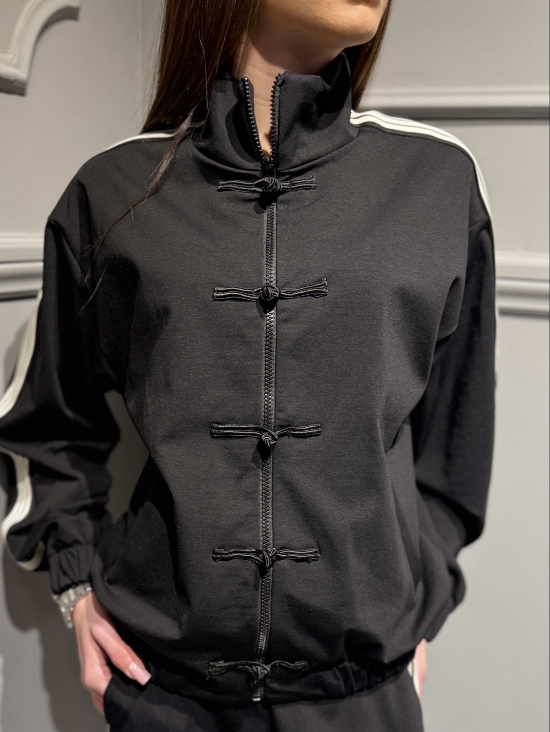 MOTEL - giacca in felpa con bande laterali e alamari 38612G nero/beige