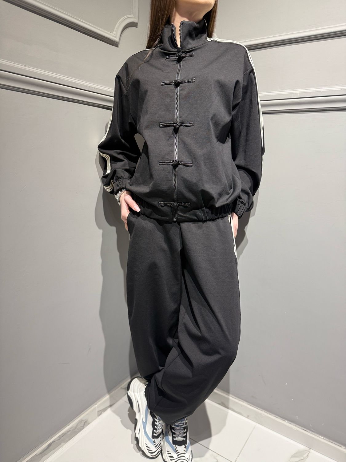 MOTEL - pantalone in felpa con alamari e bande laterali modello Baloon 38615G nero