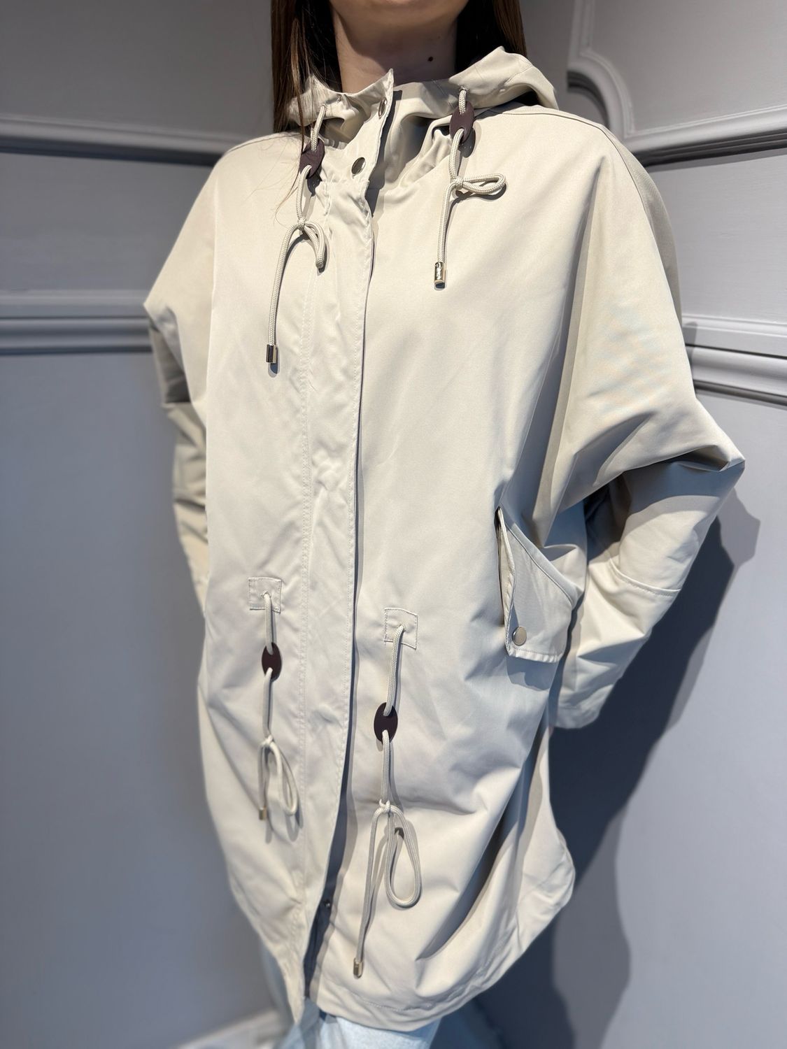 MOTEL - giacca trench impermeabile con cappuccio e coulisse S26J383 sabbia