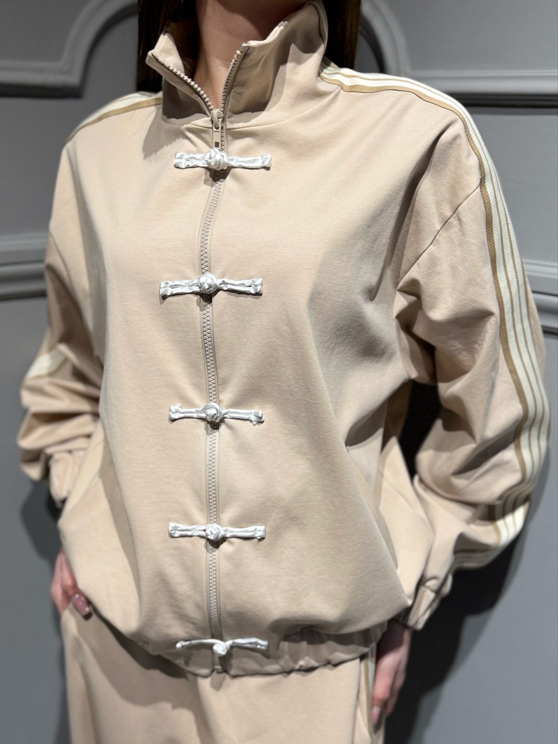 MOTEL - giacca in felpa con alamari e bande laterali 38612G cacha/cacha