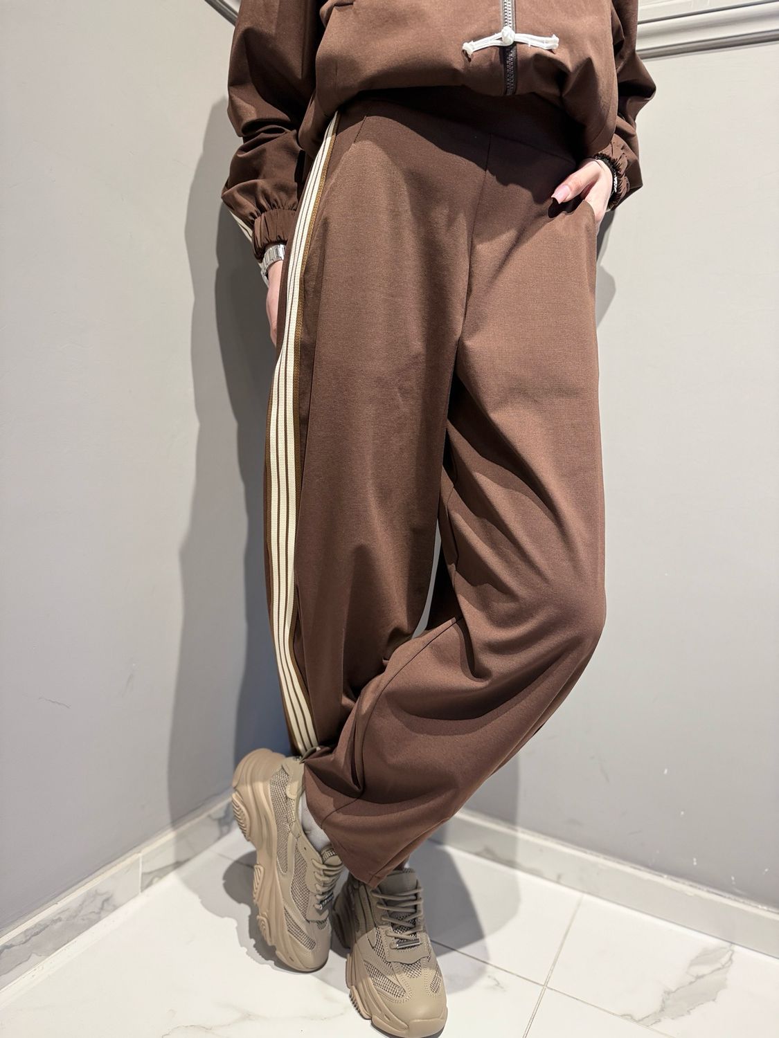 MOTEL - pantalone felpa con bande laterali modello Baloon 38615G moro/panna