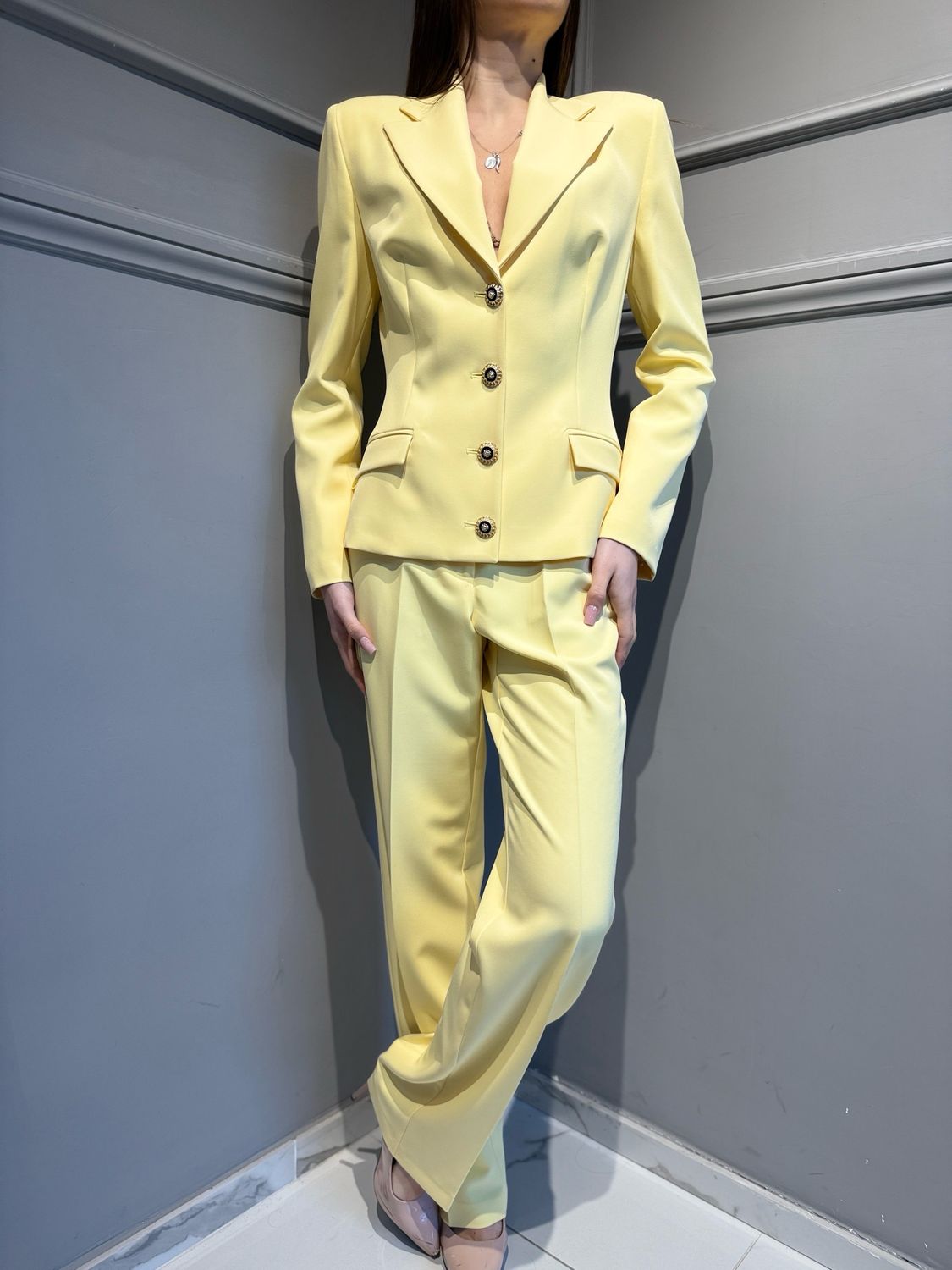 SILENCE LIMITED - tailleur con giacca monopetto avvitata Roy blazer GI5341 e pantalone Strap pants   SD2012 lemon