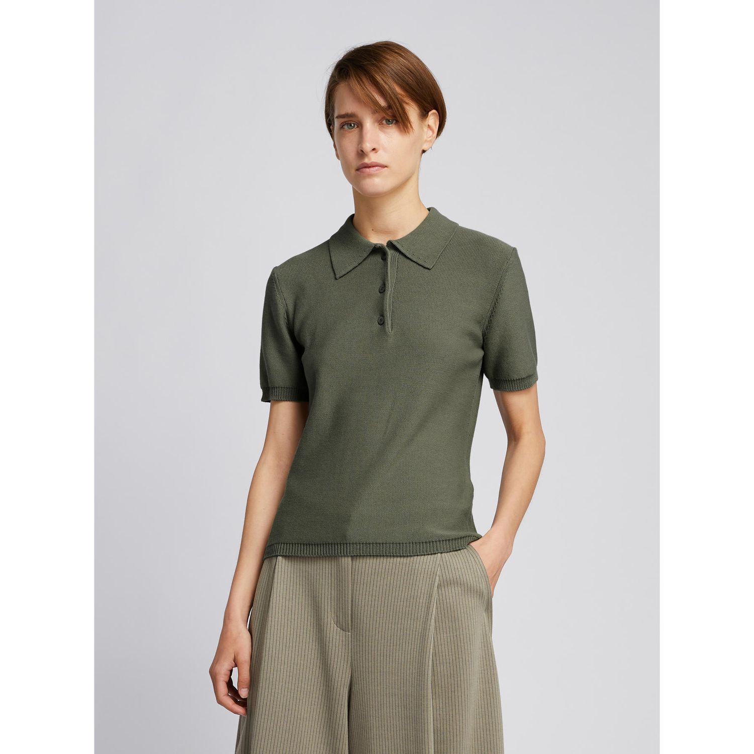 MM MAX MARA - Maglia modello polo dal volume piccolo e aderente.  Polo in maglia rasata di cotone a righe Colletto a camicia, chiuso con 3 bottoni in madreperla Maniche corte a giro Finiture a costine