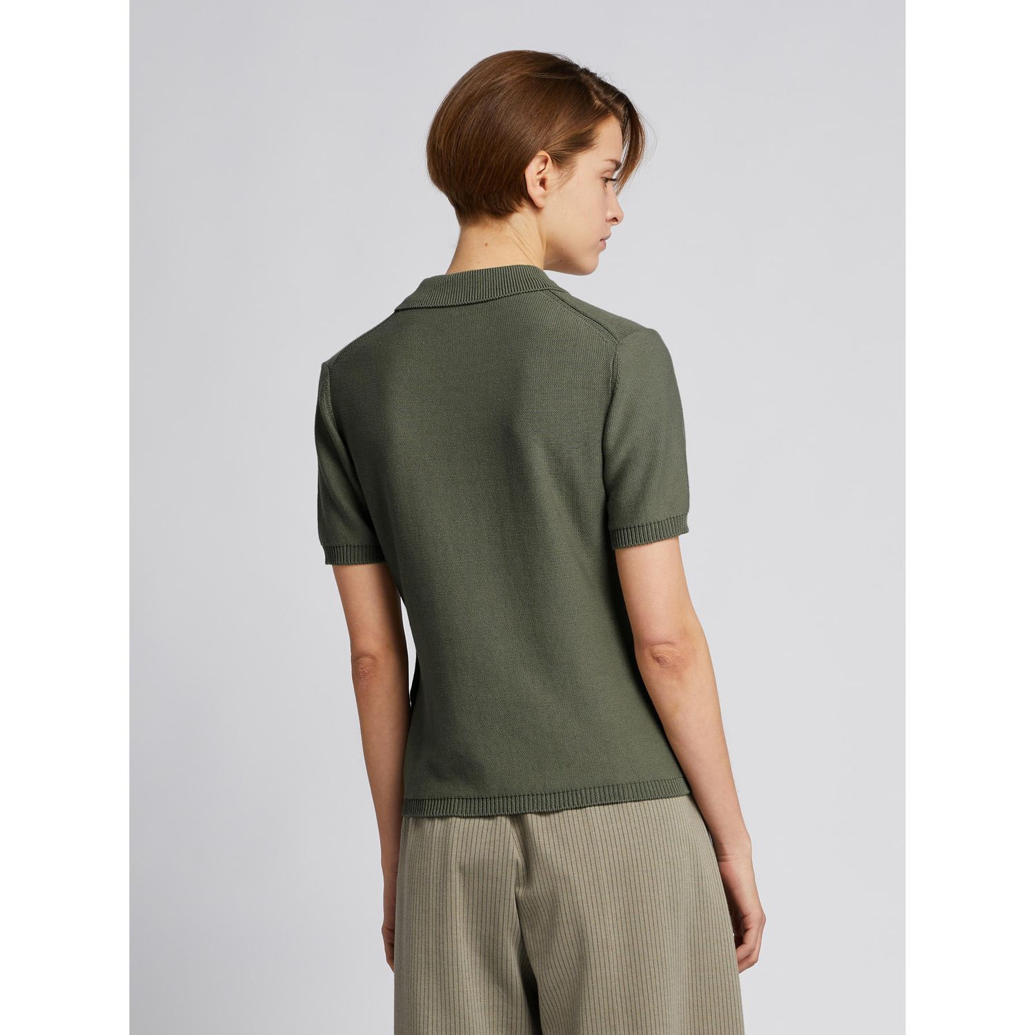 MM MAX MARA - Maglia modello polo dal volume piccolo e aderente. Polo in maglia rasata di cotone a righe Colletto a camicia, chiuso con 3 bottoni in madreperla Maniche corte a giro Finiture a costine