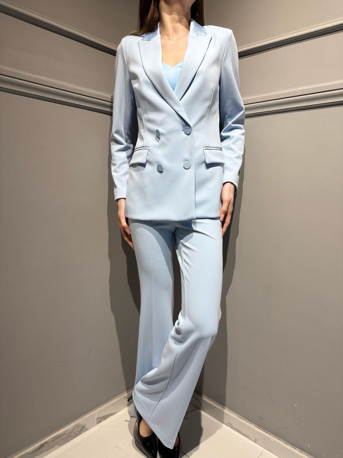 VICOLO - tailleur giacca doppiopetto in crepe elasticizzata rever e bottoni in raso TAB0031+pantalone a zampa elasticizzato in crepe TAB029 polvere