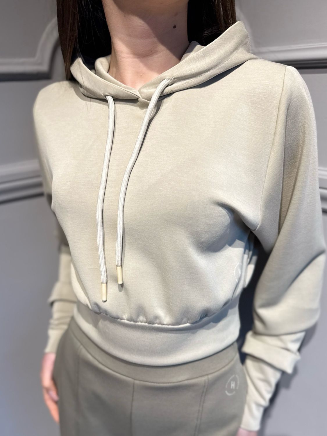 HAVE ONE - maglia crop con cappuccio elasticizzata FMI-Q003 salvia/burro