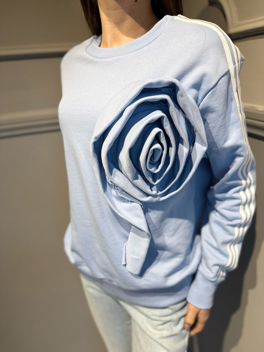 MOTEL - felpa con rosa con bande laterali 38724G celeste/bianco