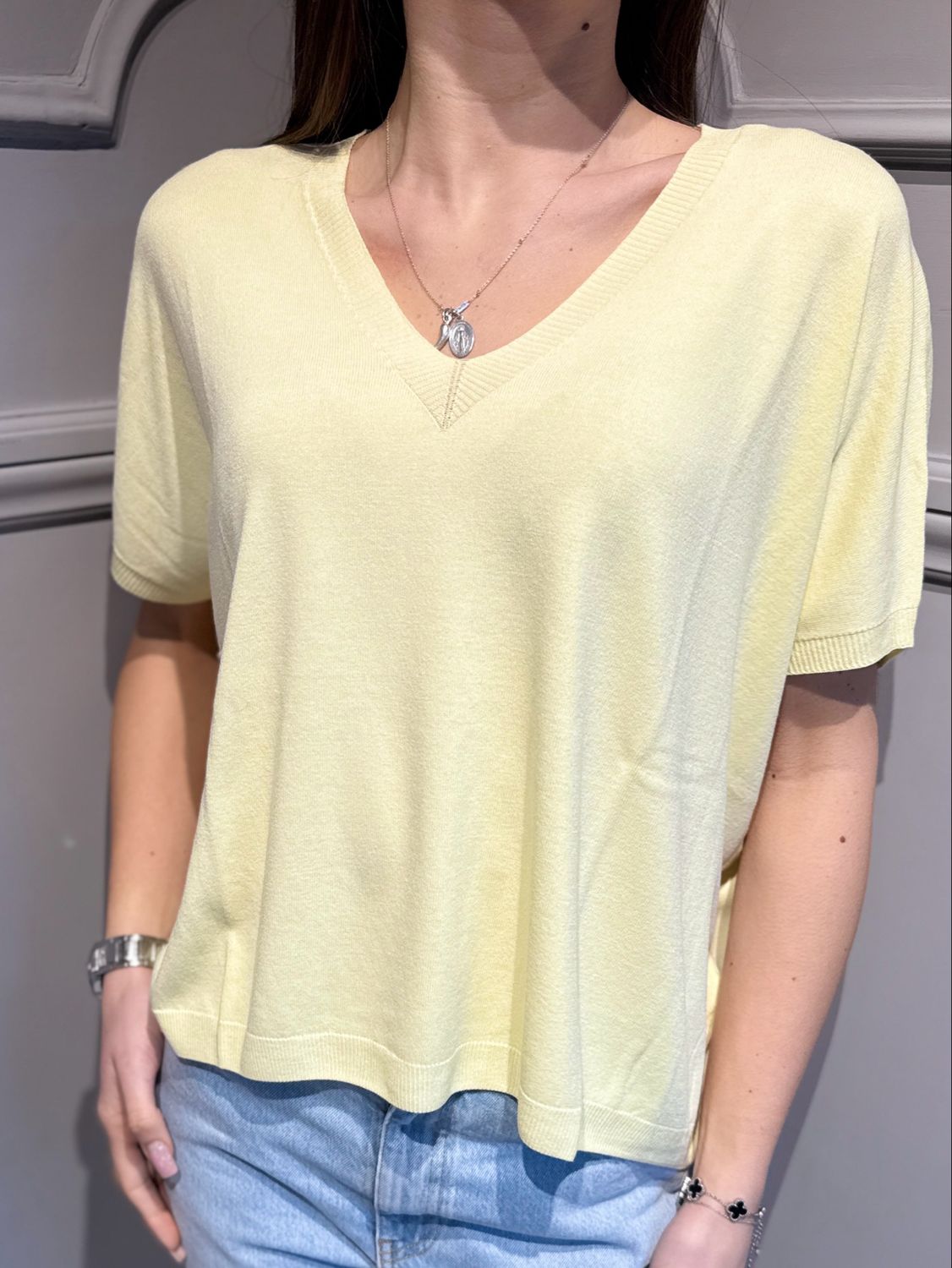 VICOLO - maglia a V in filo di viscosa 2AB2031 giallo