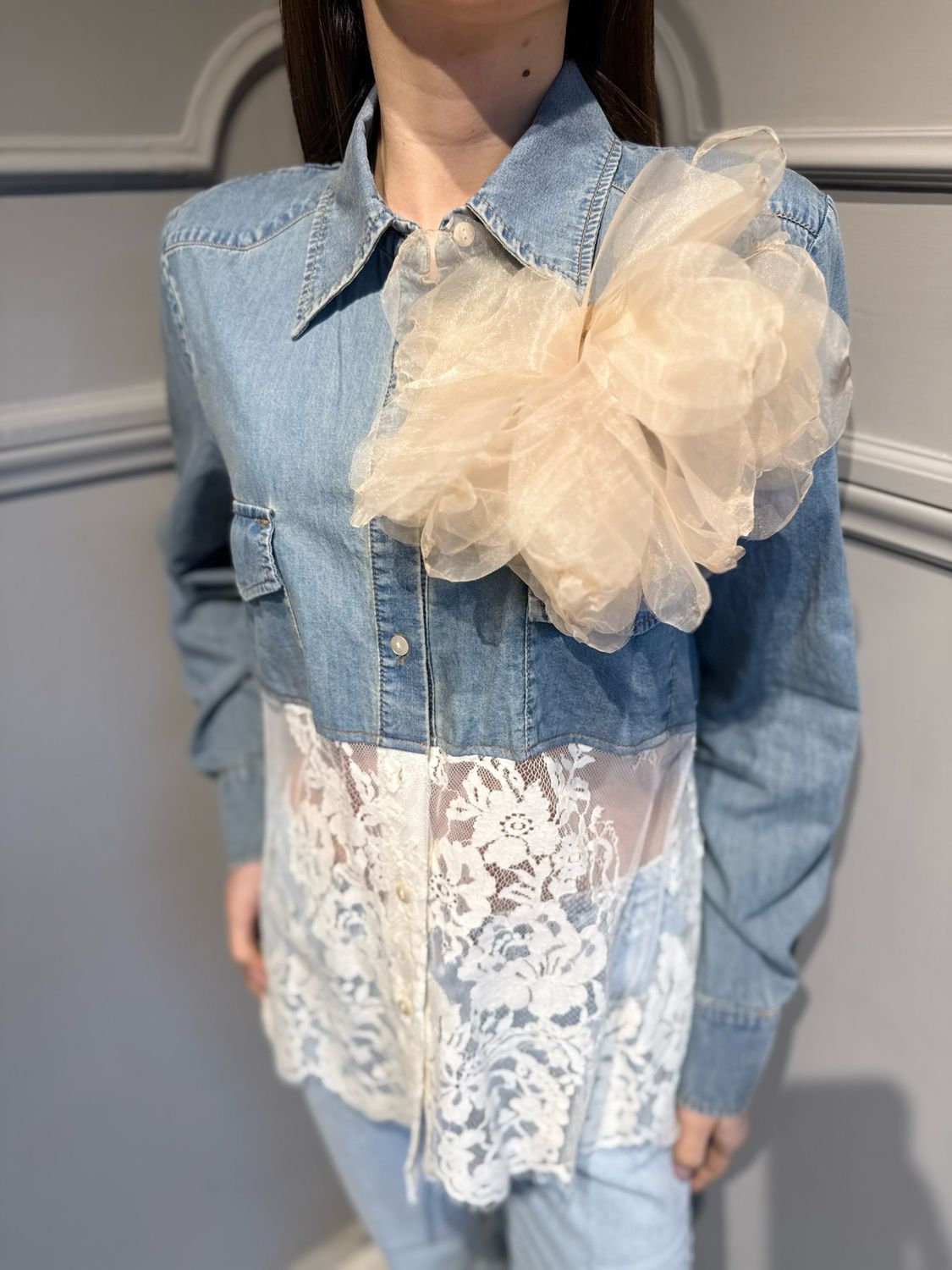 MOTEL - camicia jeans con pizzo e spilla LT558 blu/latte