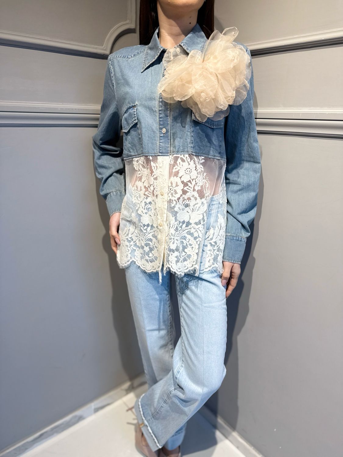 MOTEL - camicia jeans con pizzo e spilla LT558 blu/latte
