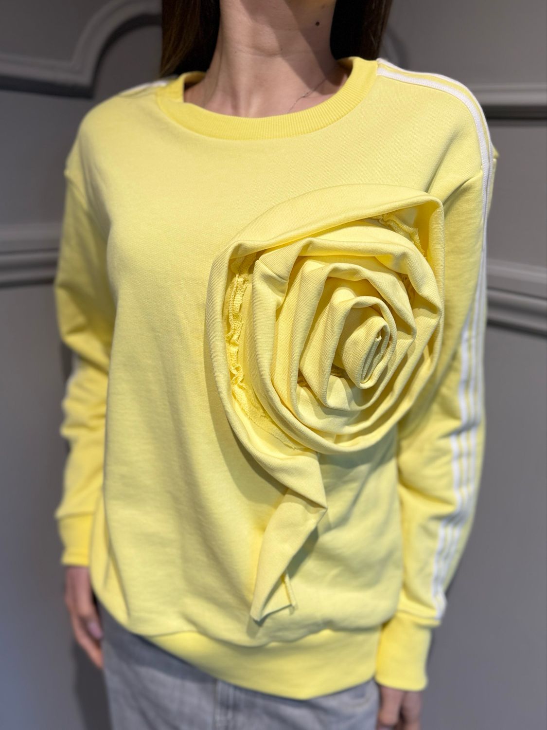 MOTEL - maglia in felpa garzata con rosa e bande laterali 38724G  giallo
