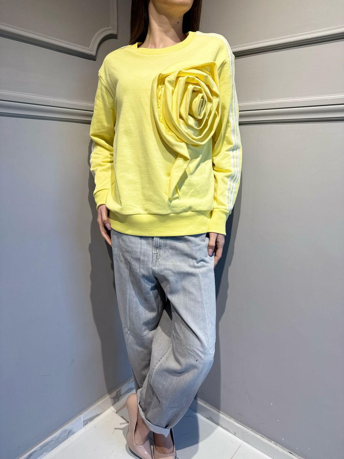MOTEL - maglia in felpa garzata con rosa e bande laterali 38724G  giallo