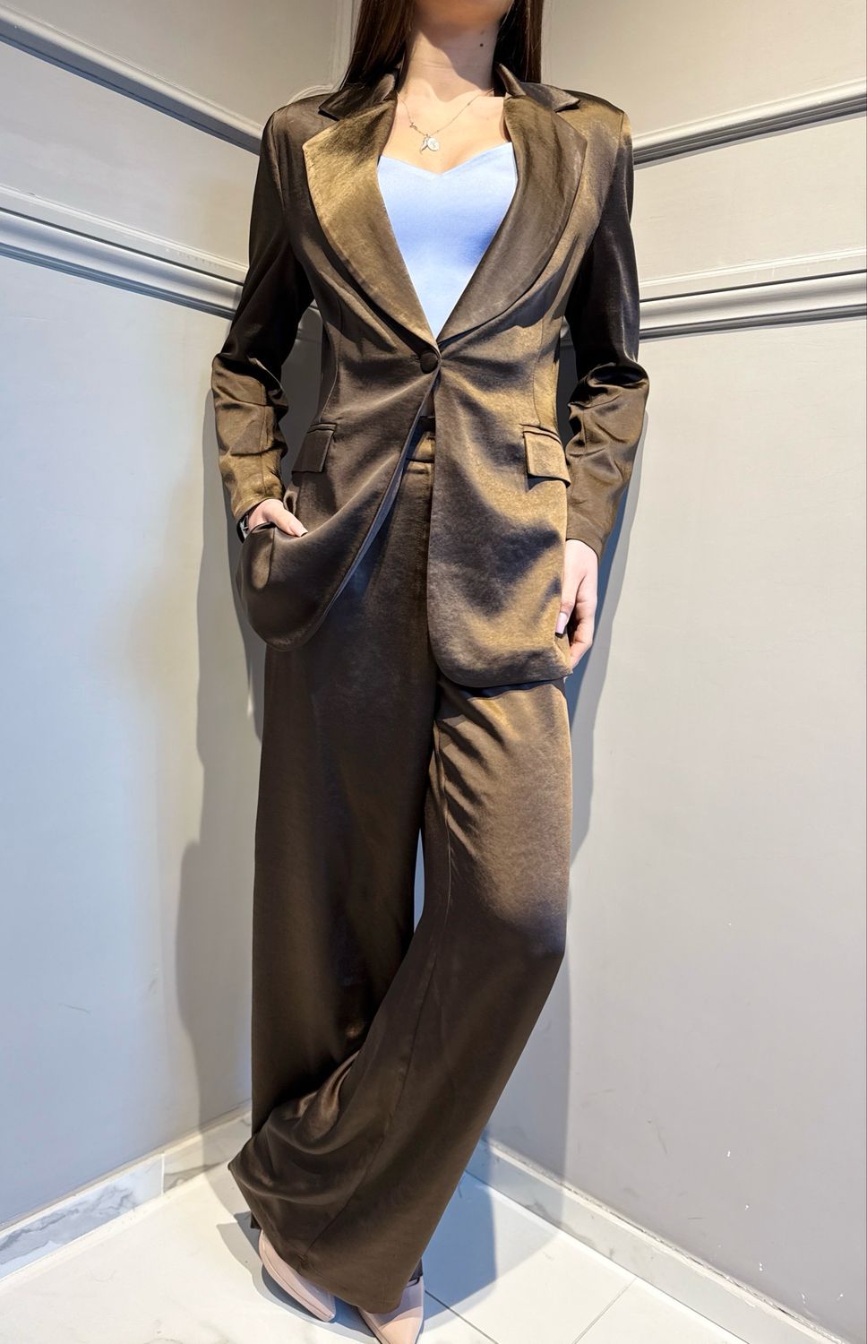 MOTEL - tailleur giacca avvitata 26B3145 + pantalone a palazzo  26P3192 in raso elasticizzato moro