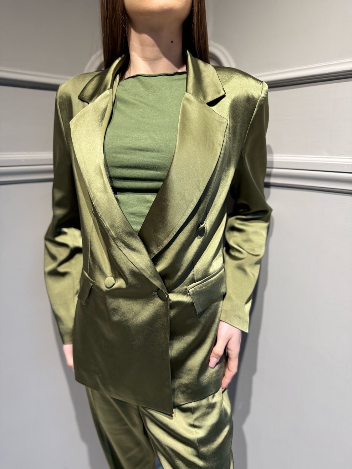 MOTEL - giacca  doppiopetto 26B3144+pantalone con elastico dietro 26P3191 in raso elasticizzato verde militare