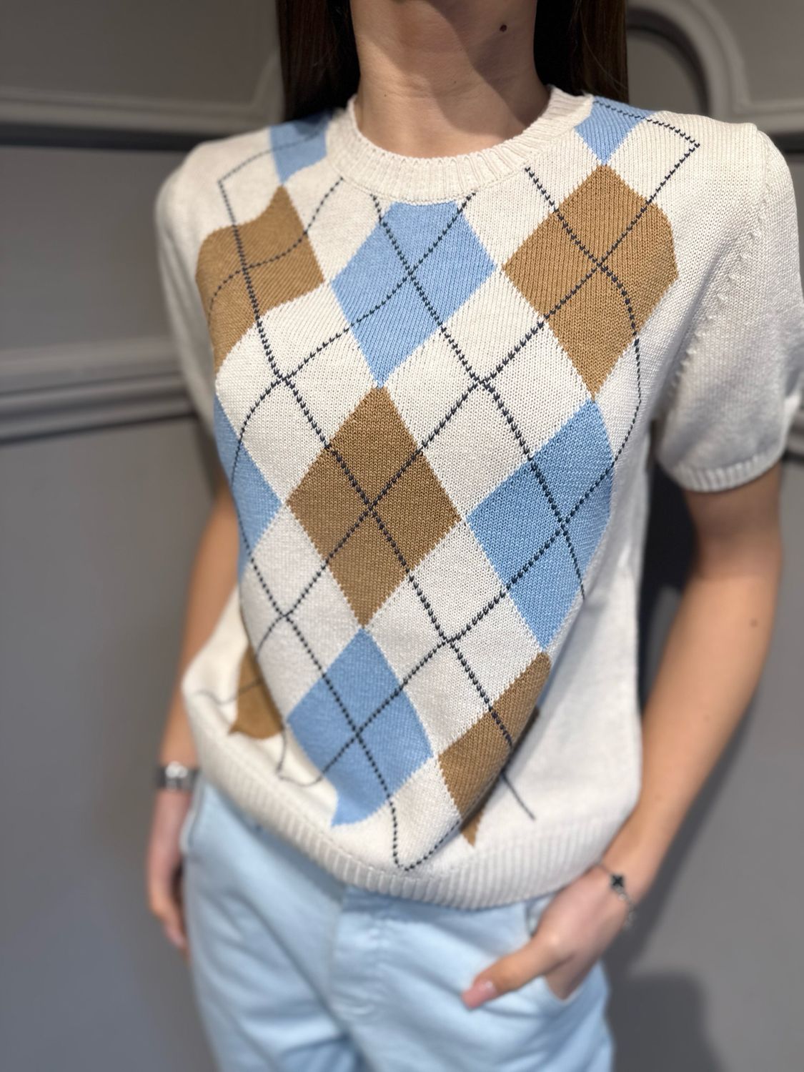 MOTEL - maglia a maniche corte a rombi in filo D75630 panna/camel/celeste
