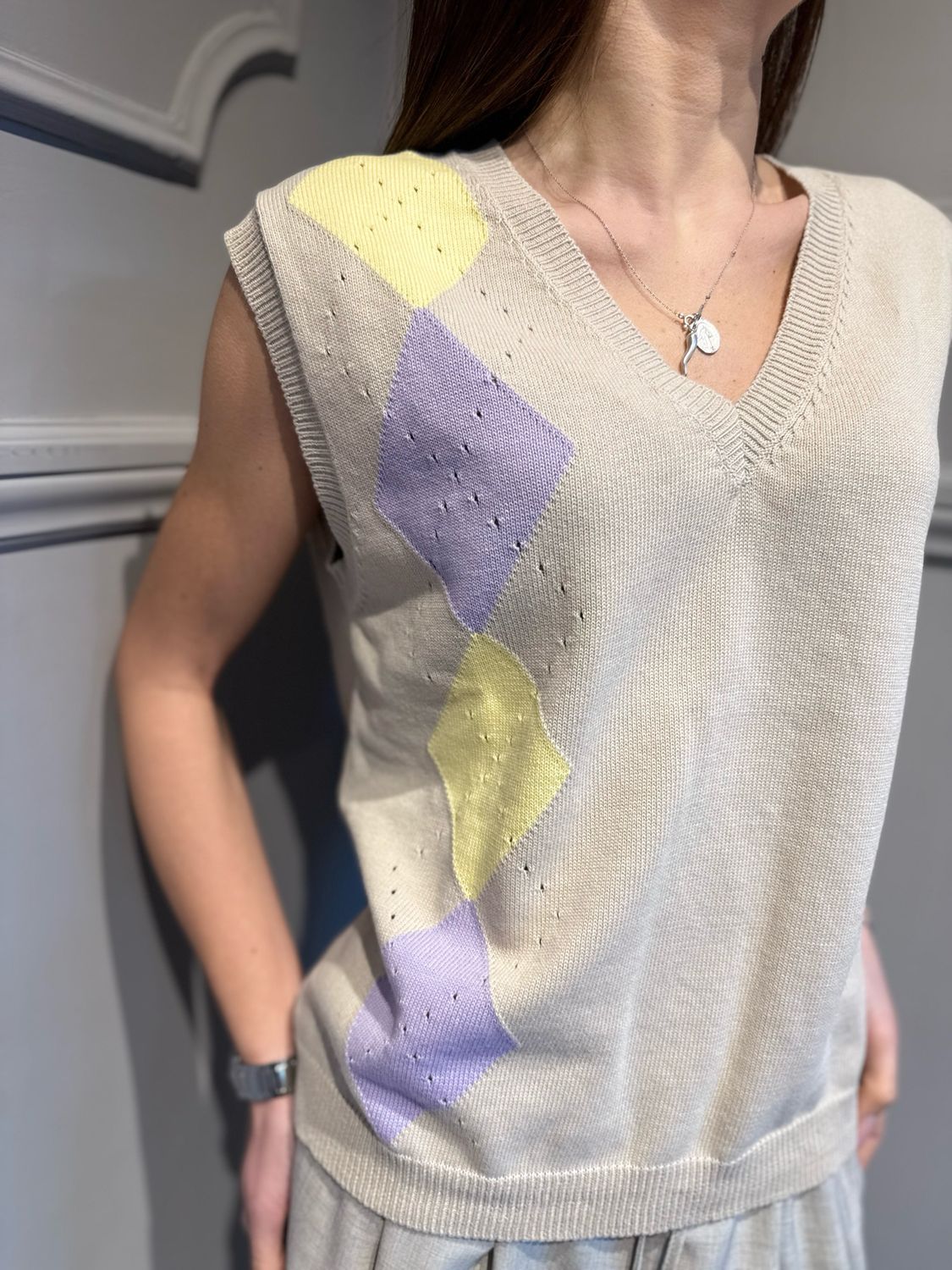 VICOLO - maglia smanicata a V in filo 2AB2116 beige/giallo/camel