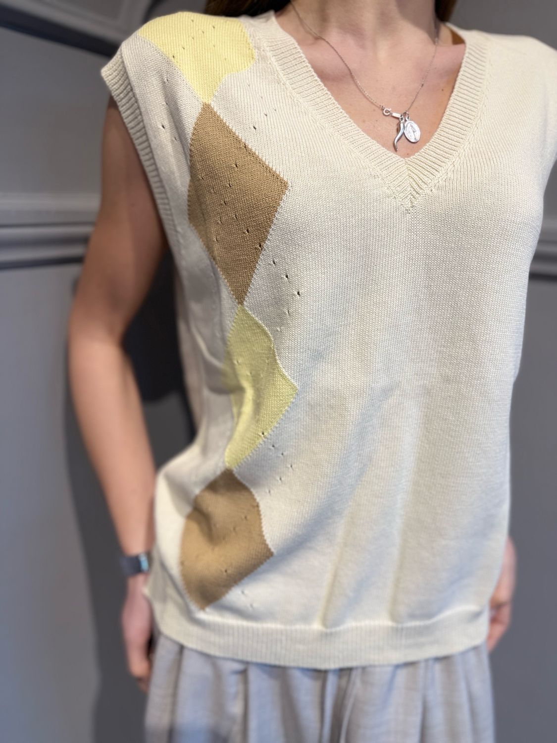 VICOLO - maglia smanicata a V in filo 2AB2116 beige/giallo/camel