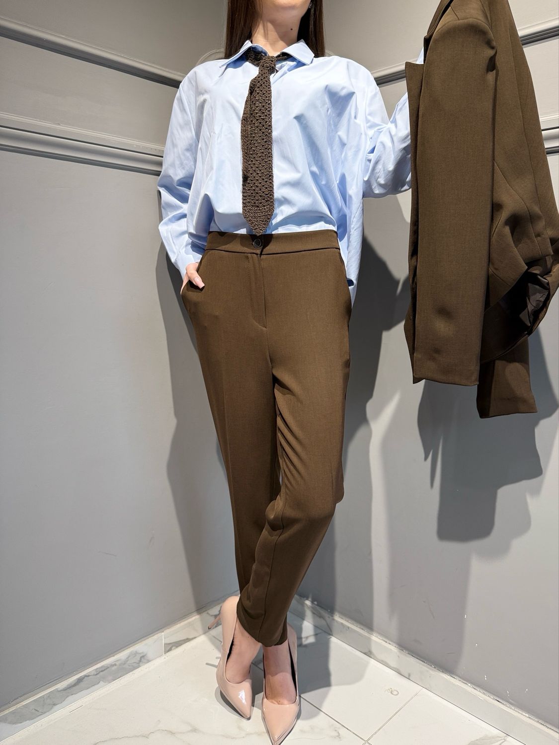 TENSIONE IN - pantalone in tessuto fluido stretto con elastico dietro PE26107 moro